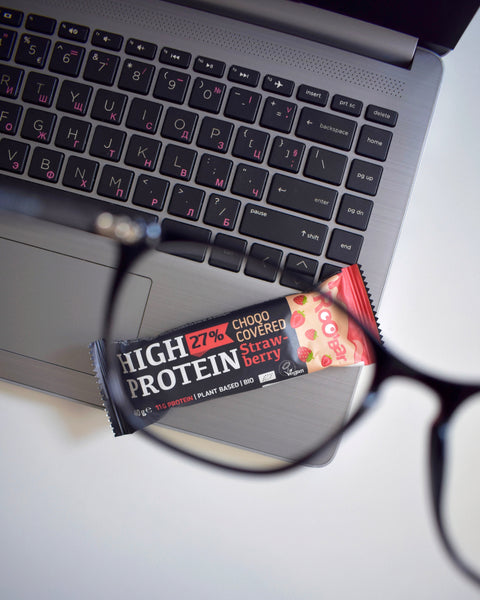 Ekoloģisks proteīna batoniņš rozā šokolādi un zemenēm