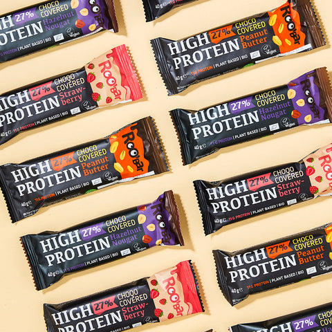 Ekoloģisks ar šokolādi pārklāts proteīna batoniņš ar zemesriekstiem