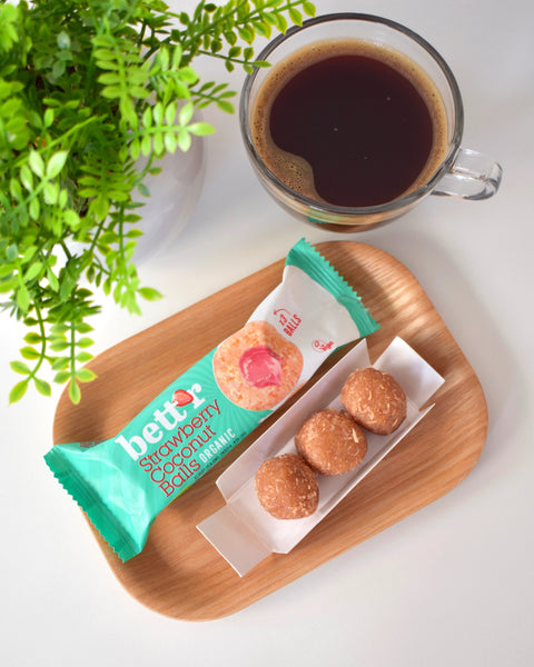 Ekoloģiskas augļu bumbiņas ar kokosriekstu un zemeņu pildījumu