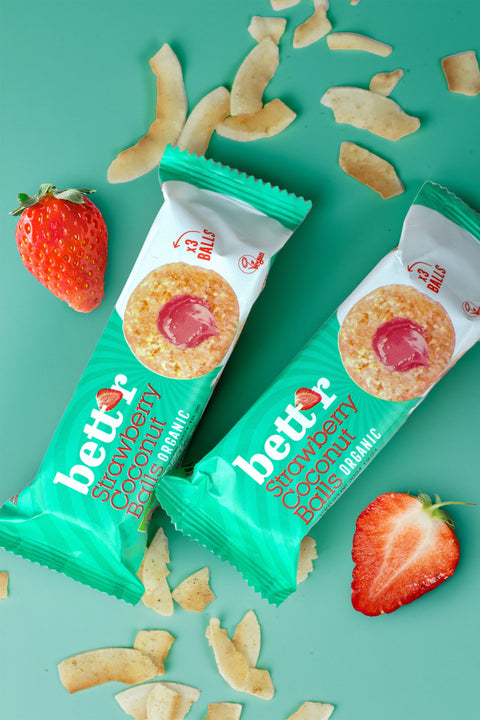 Ekoloģiskas augļu bumbiņas ar kokosriekstu un zemeņu pildījumu