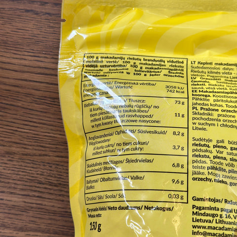 Iegriezti grauzdēti makadāmijas rieksti