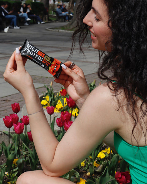 Ekoloģisks ar šokolādi pārklāts proteīna batoniņš ar zemesriekstiem